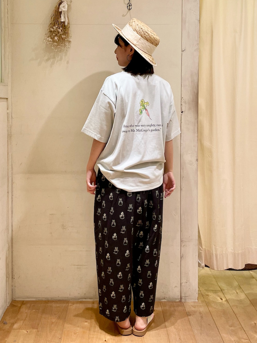 「Samansa Mos2、SM2、低身長コーデ、モノトーン、骨格ストレート、ロゴT、ラクチンコーデ、サンダルコーデ、カンカン帽、柄パンツ、ブラック、ゆるコーデ、ナチュラル、リラックススタイル、Tシャツ」｜「Samansa Mos2のラフィア太リボンカンカン帽（ハット、ホワイト系）」を使った、シノさん（骨格ストレート・レディース・152cm）の春コーディネートの2枚目の写真