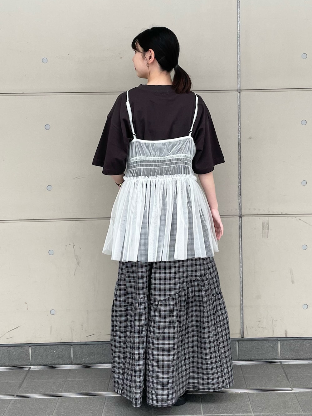 「Samansa Mos2、SM2、サンダル、レイヤードスタイル、夏コーデ、ロゴT、プチプラ、骨格ストレート、Tシャツ、チュール、ティアードスカート、グルカサンダル、休日スタイル、チェックスカート、ビスチェ」｜「Samansa Mos2の【S/XLサイズ WEB限定】軽量グルカサンダル（サンダル、ブラック系）」を使った、シノさん（骨格ストレート・レディース・152cm）の夏コーディネートの2枚目の写真