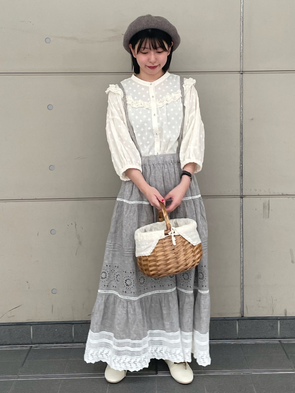 「Samansa Mos2、SM2、kazumiコラボ、秋っぽコーデ更新中、淡色コーデ、秋コーデ、レイヤードスタイル、ローファー、デートコーデ、ベレー帽、フリルブラウス、レーススカート、かごバッグ、大人かわいい、ティアードスカート」｜「Samansa Mos2のバスクベレー帽（ハット、ブラウン系）」を使った、シノさん（骨格ストレート・レディース・152cm）の秋コーディネートの2枚目の写真