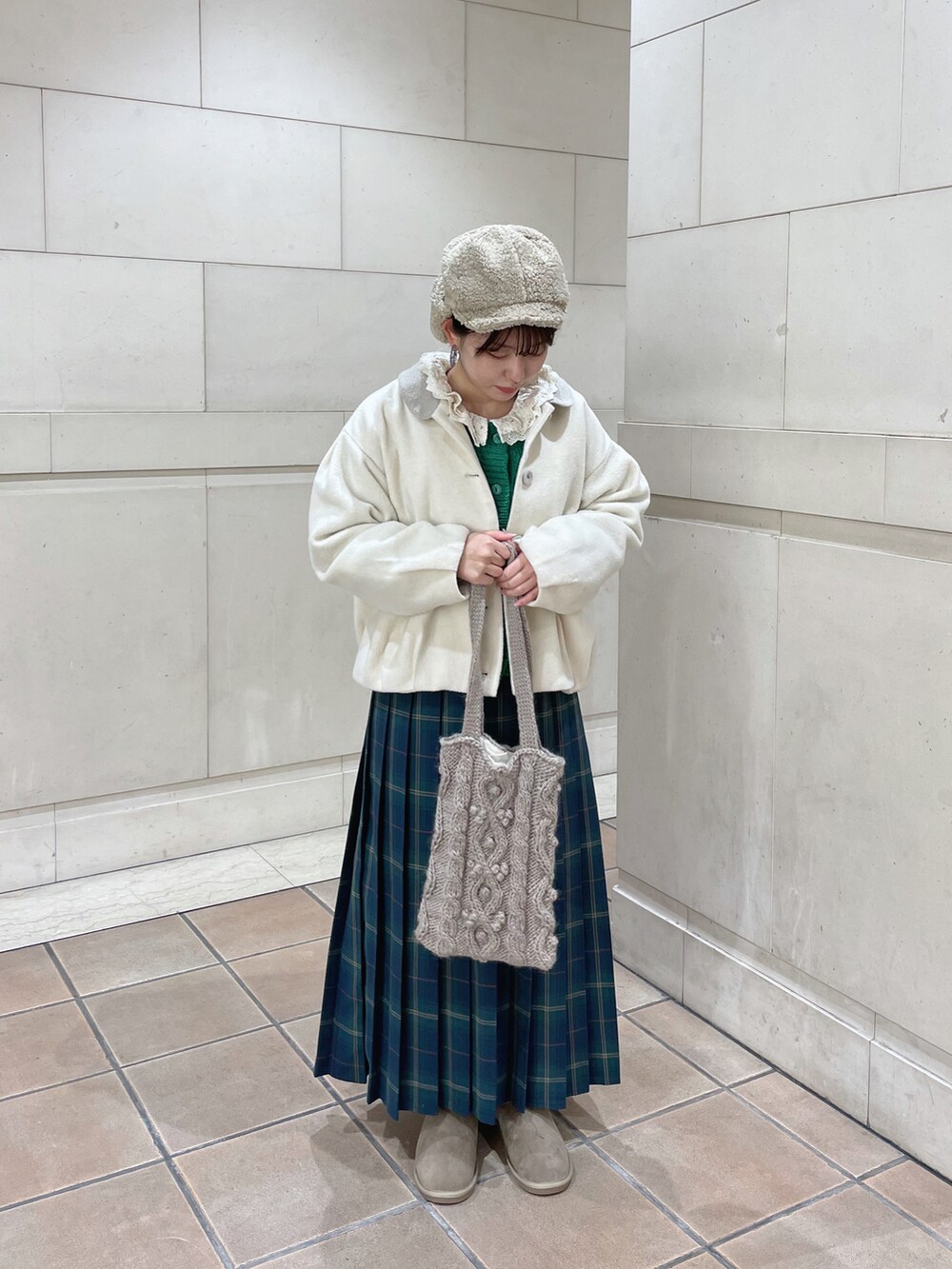 「クリスマスに着たい服、Samansa Mos2、冬コーデ、フライトキャップ、プリーツスカート、グリーンカーディガン、レースブラウス、ムートンブーツ、マイベストコーデ2022、ホワイトコーデ、ニット、レイヤードスタイル、ショートコート、トートバッグ、チェック」|「Samansa Mos2のボアフライトキャップ(キャップ、ベージュ系)」を使った、シノさん(骨格ストレート・レディース・152cm)の冬コーディネートの2枚目の写真