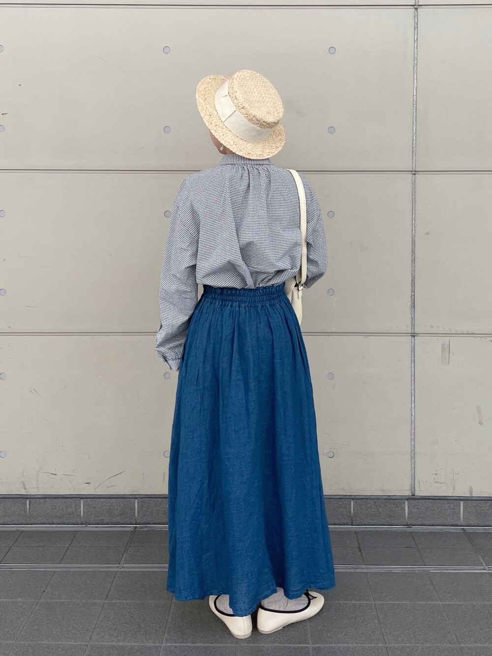 「Samansa Mos2、春服デビュー宣言、トートバッグ、シンプルコーデ、淡色コーデ、きれいめカジュアル、パステル映える春、スクエアバッグ、マーメイドスカート、プチプラ、春服みてみて、チェック、バレエシューズ、カンカン帽、低身長」｜「Samansa Mos2の太リボンカンカン帽（ハット、ホワイト系）」を使った、シノさん（骨格ストレート・レディース・152cm）の春コーディネートの2枚目の写真