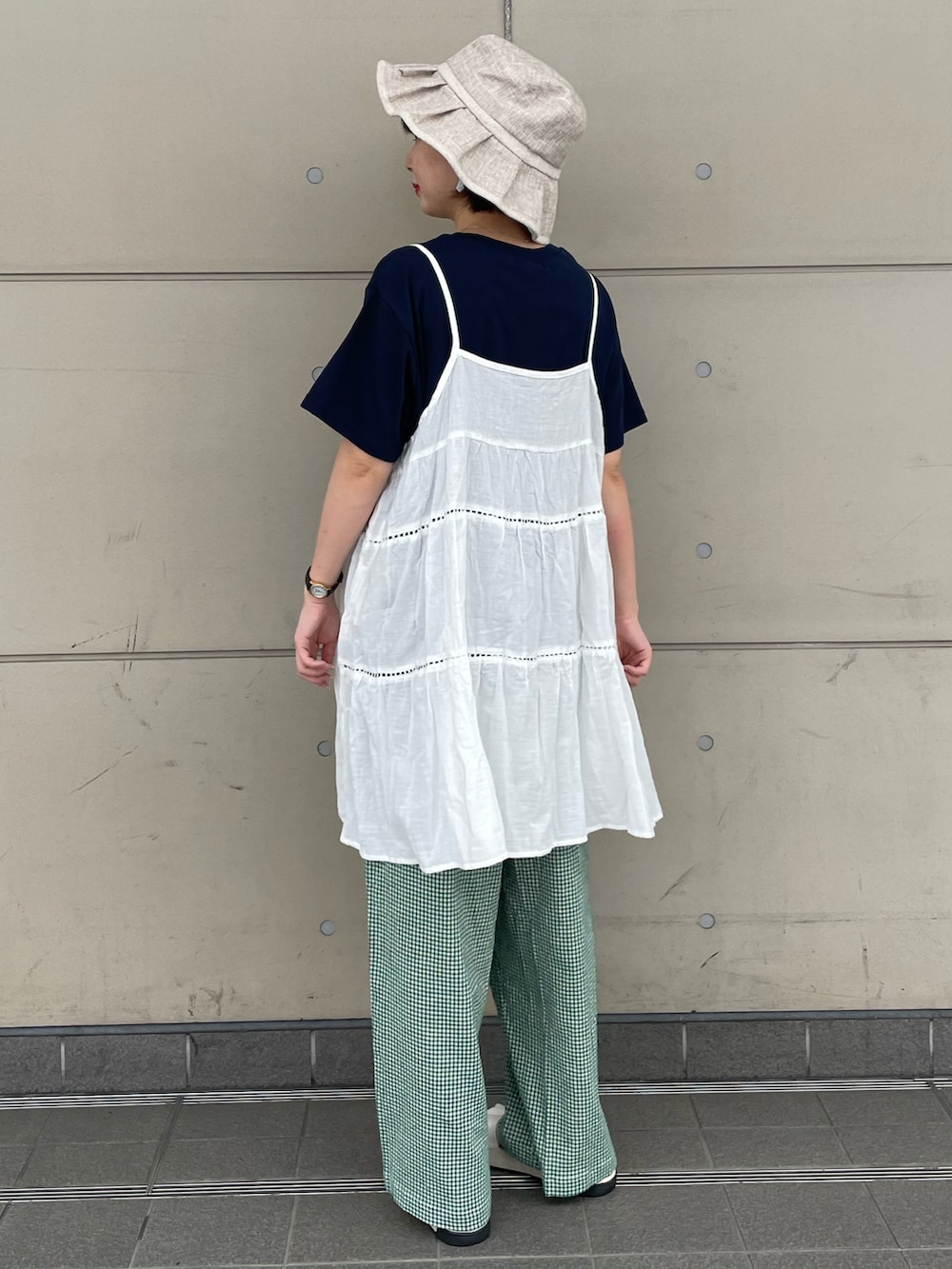 ホワイト系のサンダル、ブルー系のTシャツ/カットソー、ホワイト系のチュニックを着用したレディースの夏コーディネートの2枚目の写真