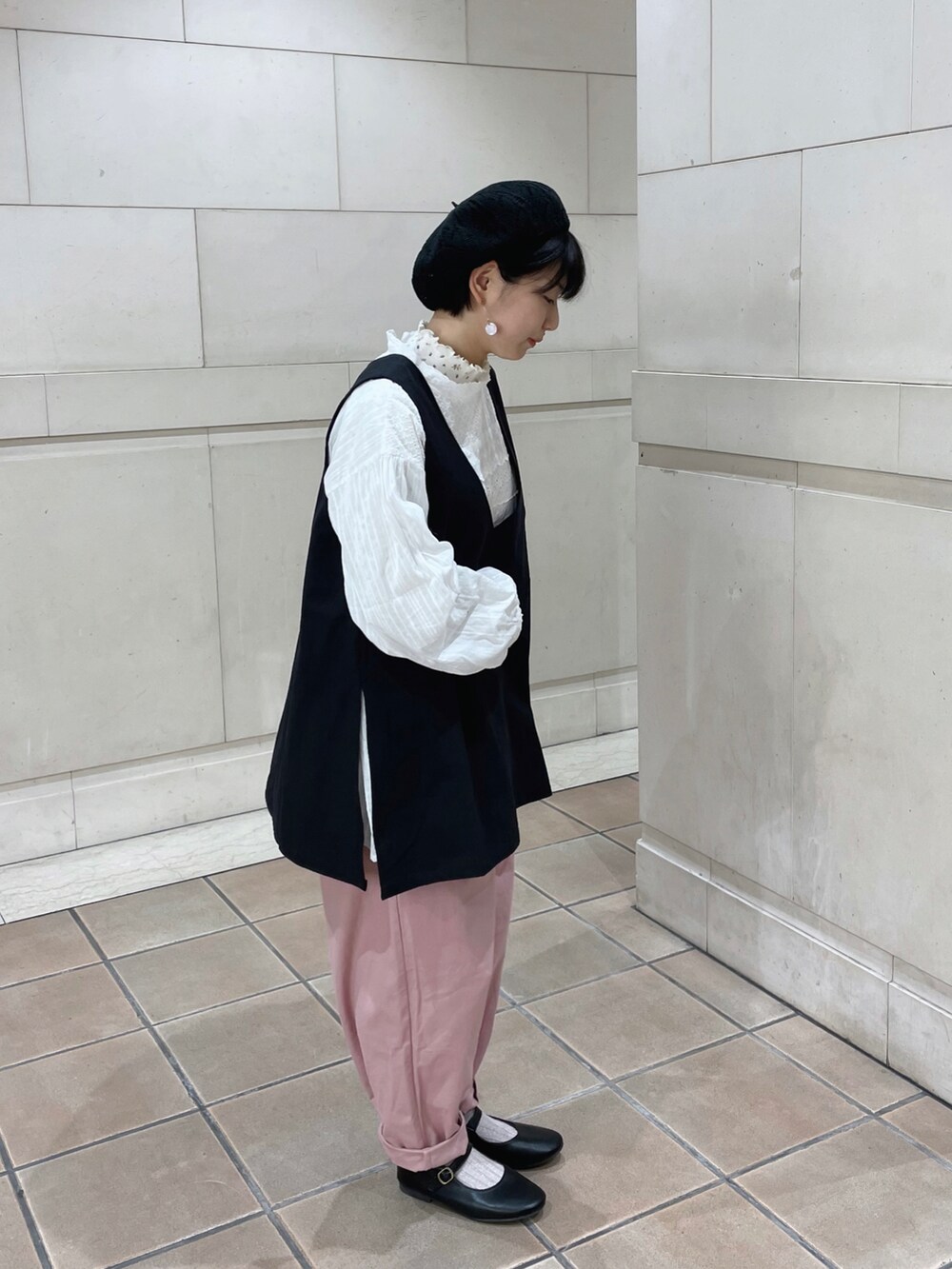 「ビビッドカラー、プチプラ、Samansa Mos2、春色、ベスト、レイヤードスタイル、シンプルコーデ、カラーパンツ、淡色コーデ、きれいめカジュアル、低身長、パンツスタイル、ベレー帽、春服デビュー宣言、ピンク」|「Samansa Mos2のワンストラップシューズ(ドレスシューズ、ブラック系)」を使った、シノさん(骨格ストレート・レディース・152cm)の冬コーディネートの3枚目の写真