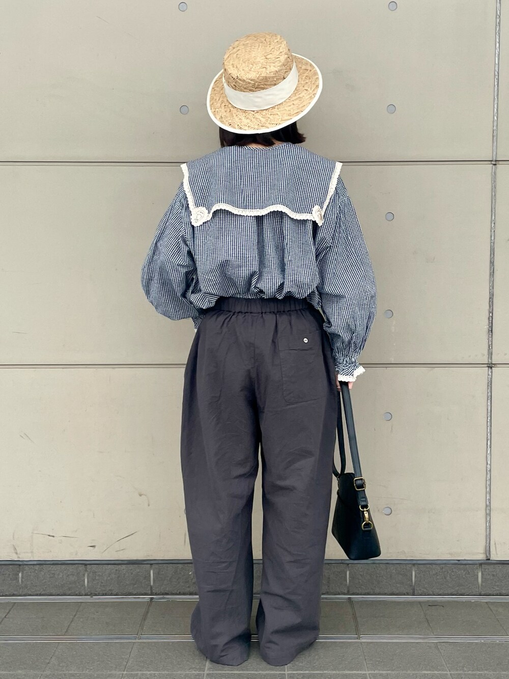 ホワイト系のその他シューズ、ブラック系のハンドバッグ、ブルー系のシャツ/ブラウスを着用したレディースの春コーディネートの3枚目の写真