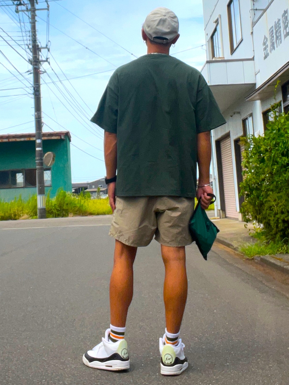 「シンプルスタイル、NIKE、スニーカーコーデ、ベージュ、ブリストル、ワントーンコーデ、キャップ、チノハーフパンツ、AJ3、フラグメント、MLB、ロサンゼルス、グリーンバッグ、真似しやすいコーデ、グリーンTシャツ」｜「FREAK'S STOREのアイテム（Tシャツ/カットソー、グリーン系）」を使った、nobutanchinさん（メンズ・173cm）の夏コーディネートの2枚目の写真