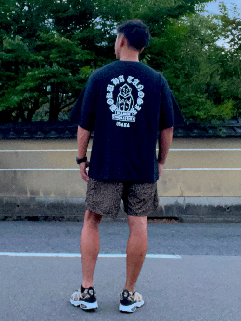 「レオパード、ひょうがらスニーカー、豹柄、スニーカーコーデ、ショートパンツ、ストリートコーデ、黒Tシャツ、ボクハタノシイ、大阪、大阪のおばちゃん、夏、リラックススタイル、ナイキ、ストリート、NIKE」｜「ボクハタノシイのアイテム（Tシャツ/カットソー、ブラック系）」を使った、nobutanchinさん（メンズ・173cm）の夏コーディネートの2枚目の写真