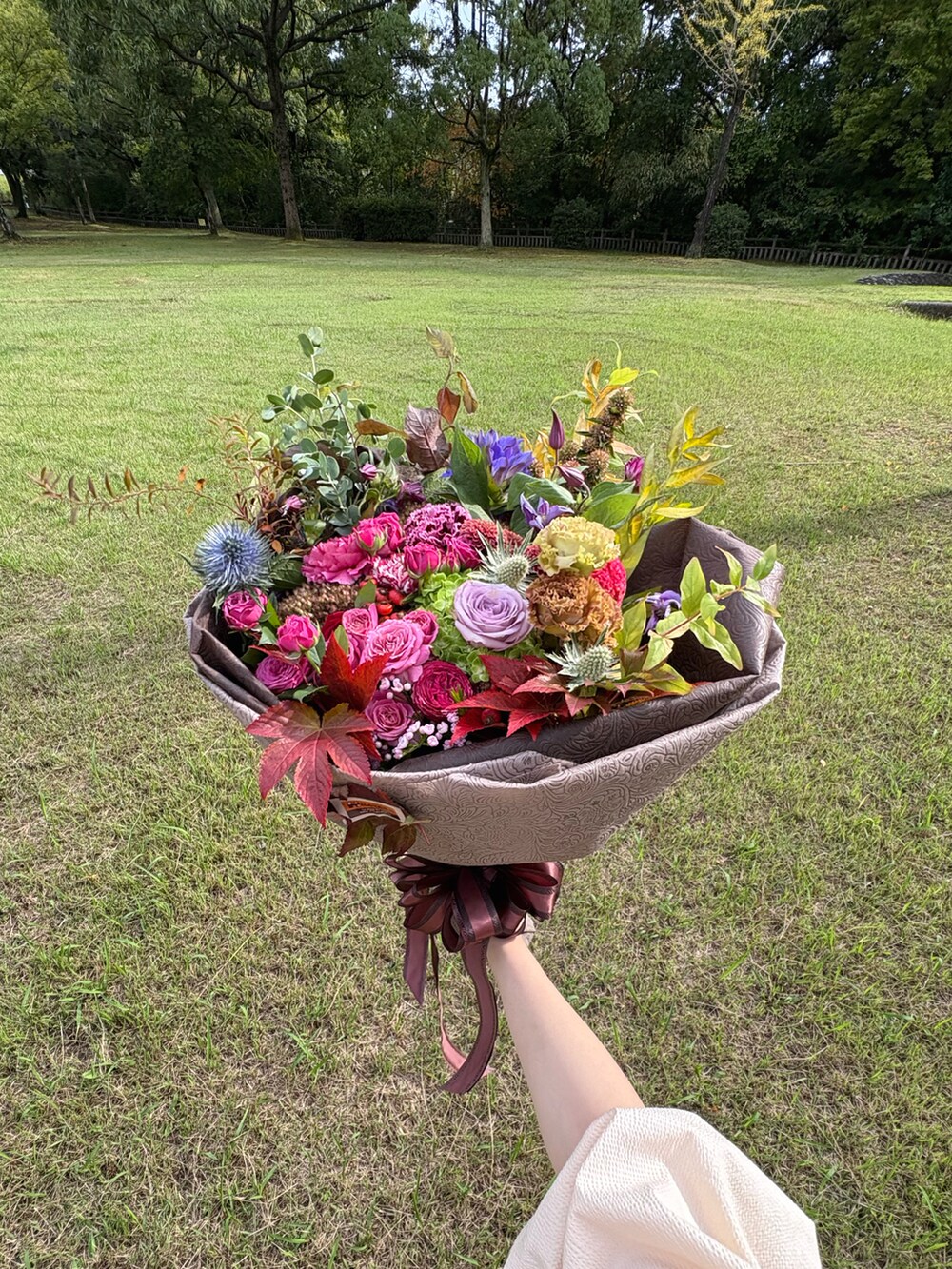 ピンク系のワンピース、ブラック系のその他パンツ、ブラック系のパンプスを着用したレディースの冬コーディネートの3枚目の写真