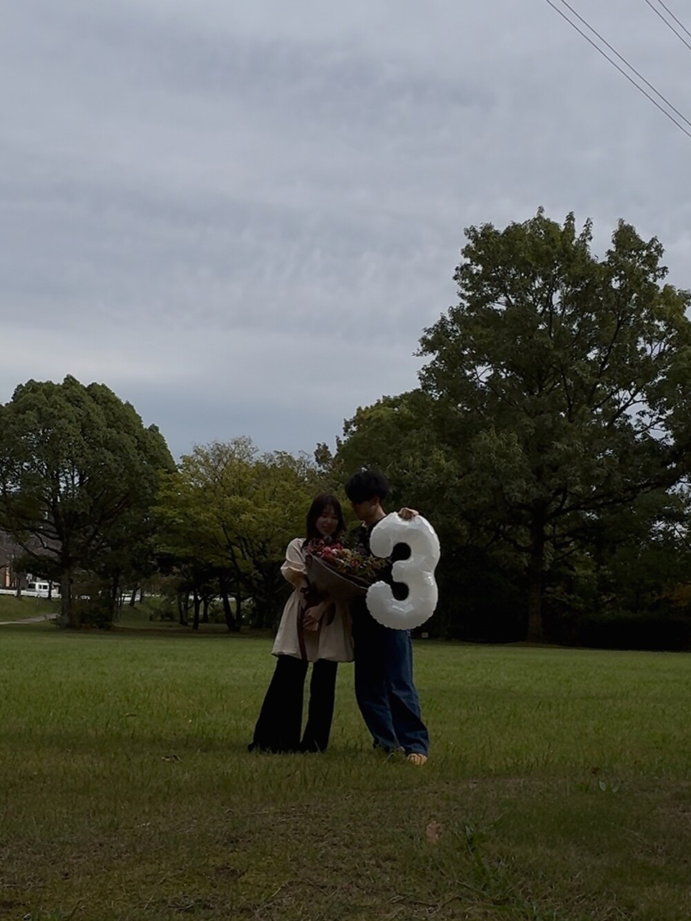 ピンク系のワンピース、ブラック系のその他パンツ、ブラック系のパンプスを着用したレディースの冬コーディネートの2枚目の写真