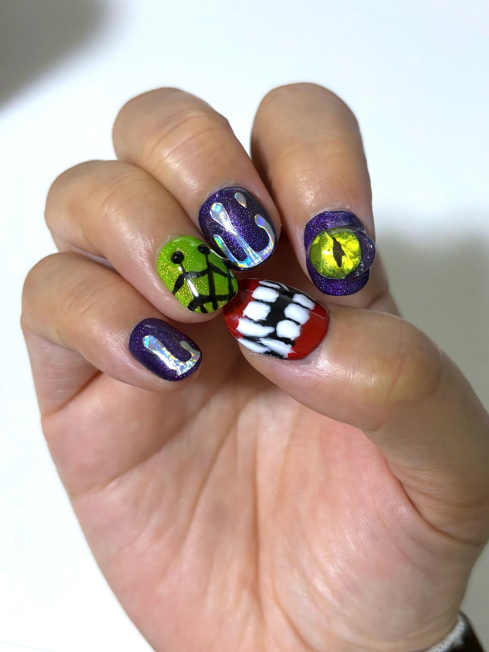 グリーン系のデニムスカート、ブラウン系のTシャツ/カットソー、ホワイト系のTシャツ/カットソーを着用したレディースの秋コーディネートの2枚目の写真