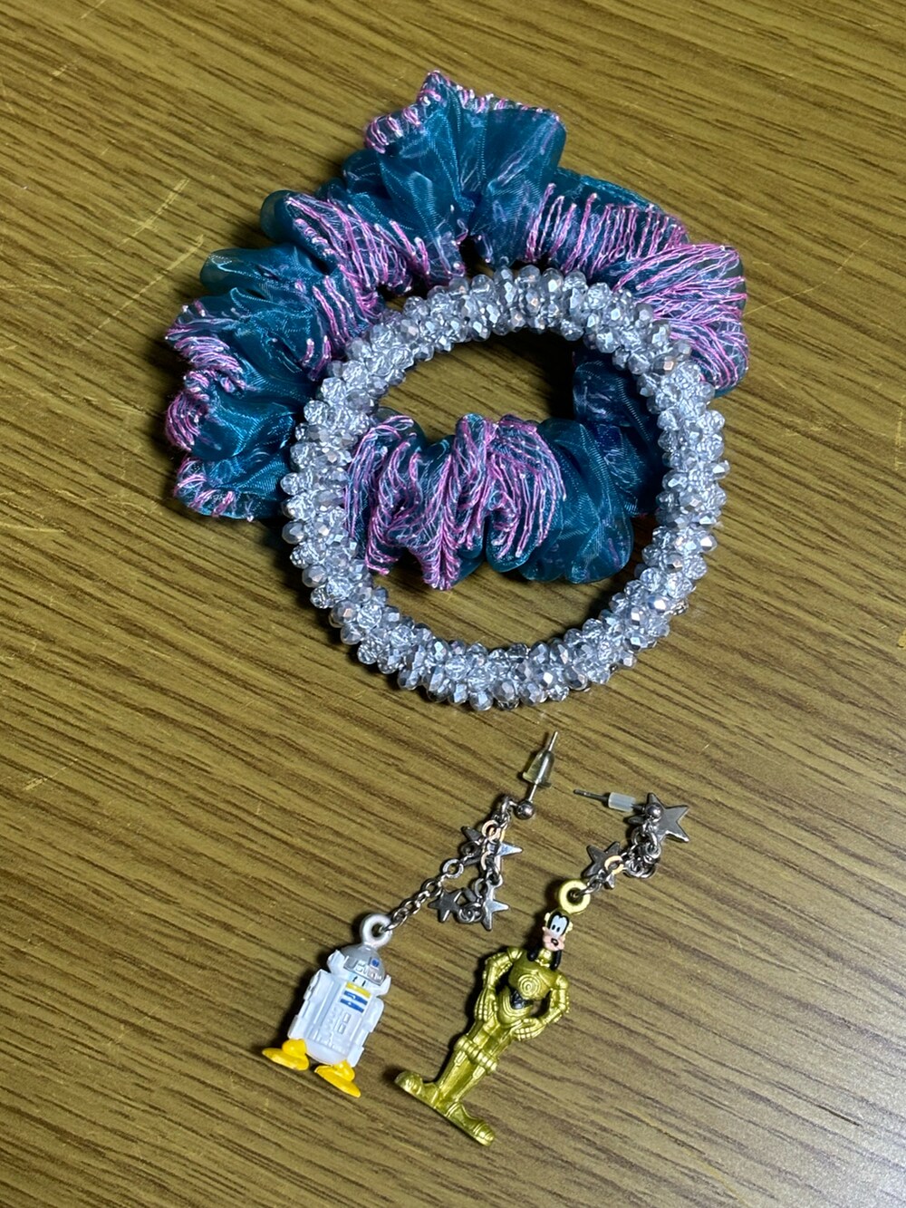 シルバー系のキャミソール、イエロー系のキャミソール、ピンク系のスカートを着用したレディースの春コーディネートの2枚目の写真