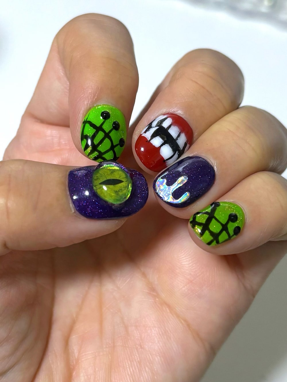 グリーン系のデニムスカート、ブラウン系のTシャツ/カットソー、ホワイト系のTシャツ/カットソーを着用したレディースの秋コーディネートの3枚目の写真