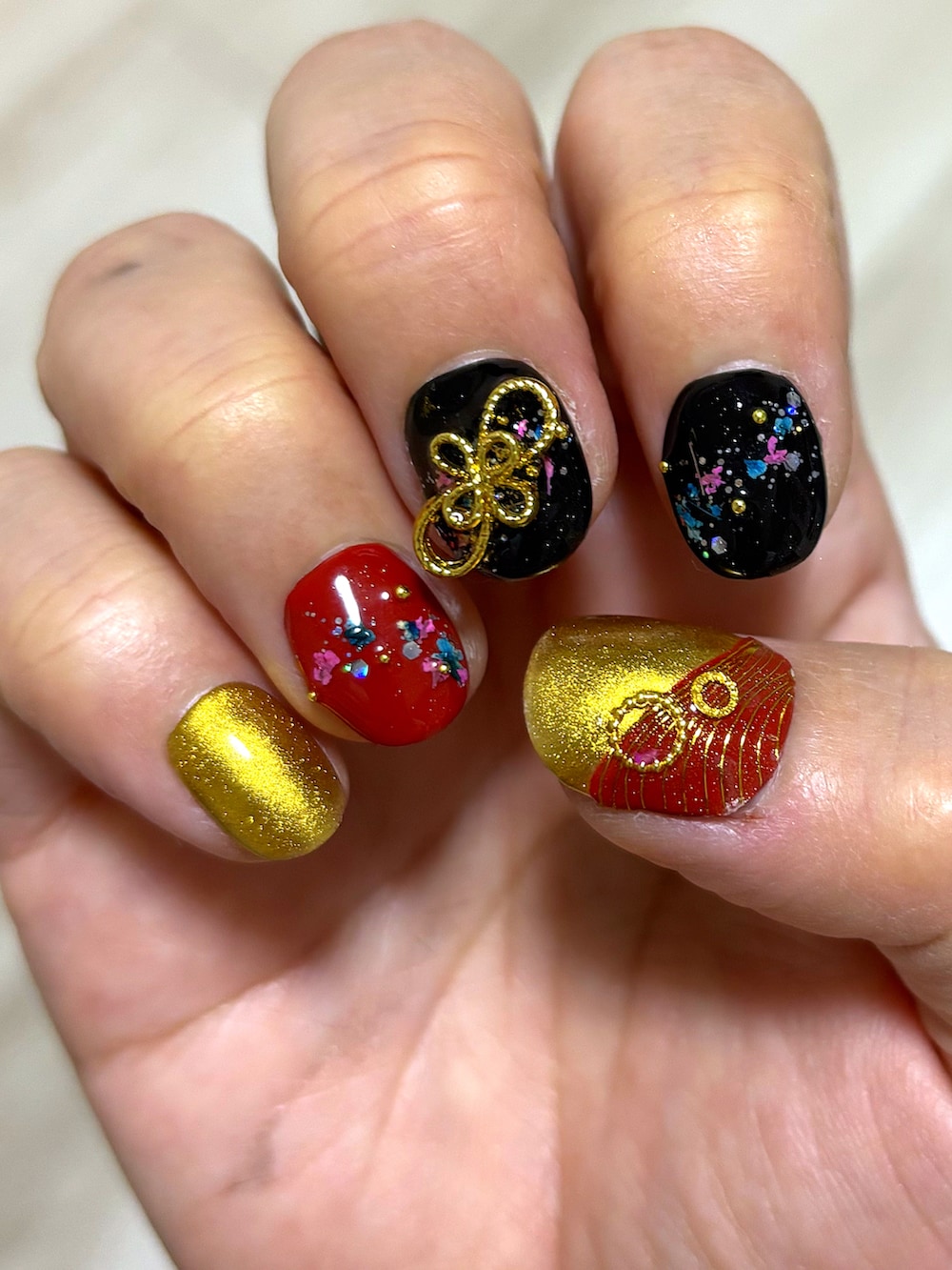 ブラック系のネイル用品/ネイルケアを着用したレディースの冬コーディネートの2枚目の写真