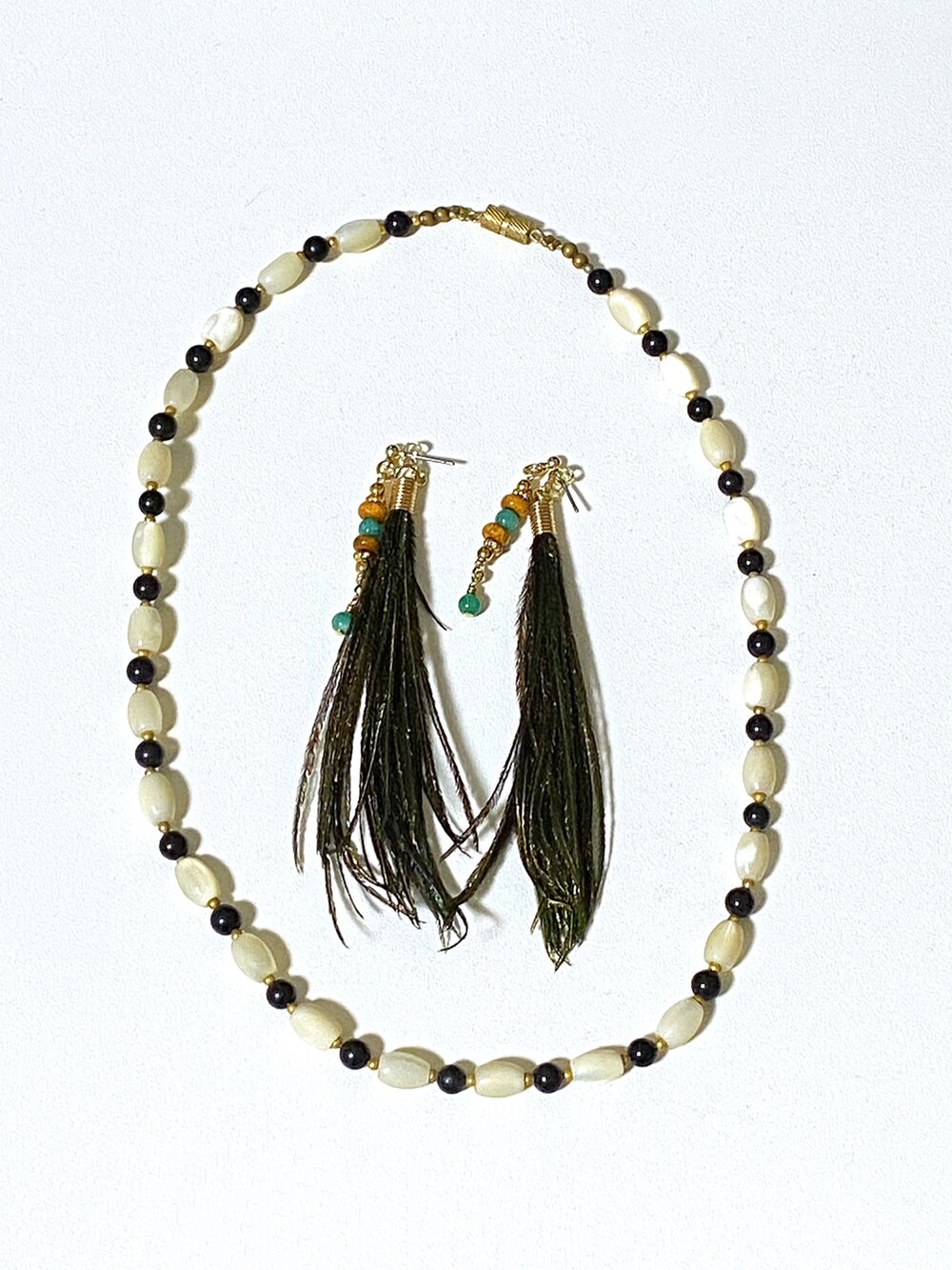 ブルー系のライダースジャケット、ブラック系のスニーカー、ブラック系のスカートを着用したレディースの春コーディネートの2枚目の写真