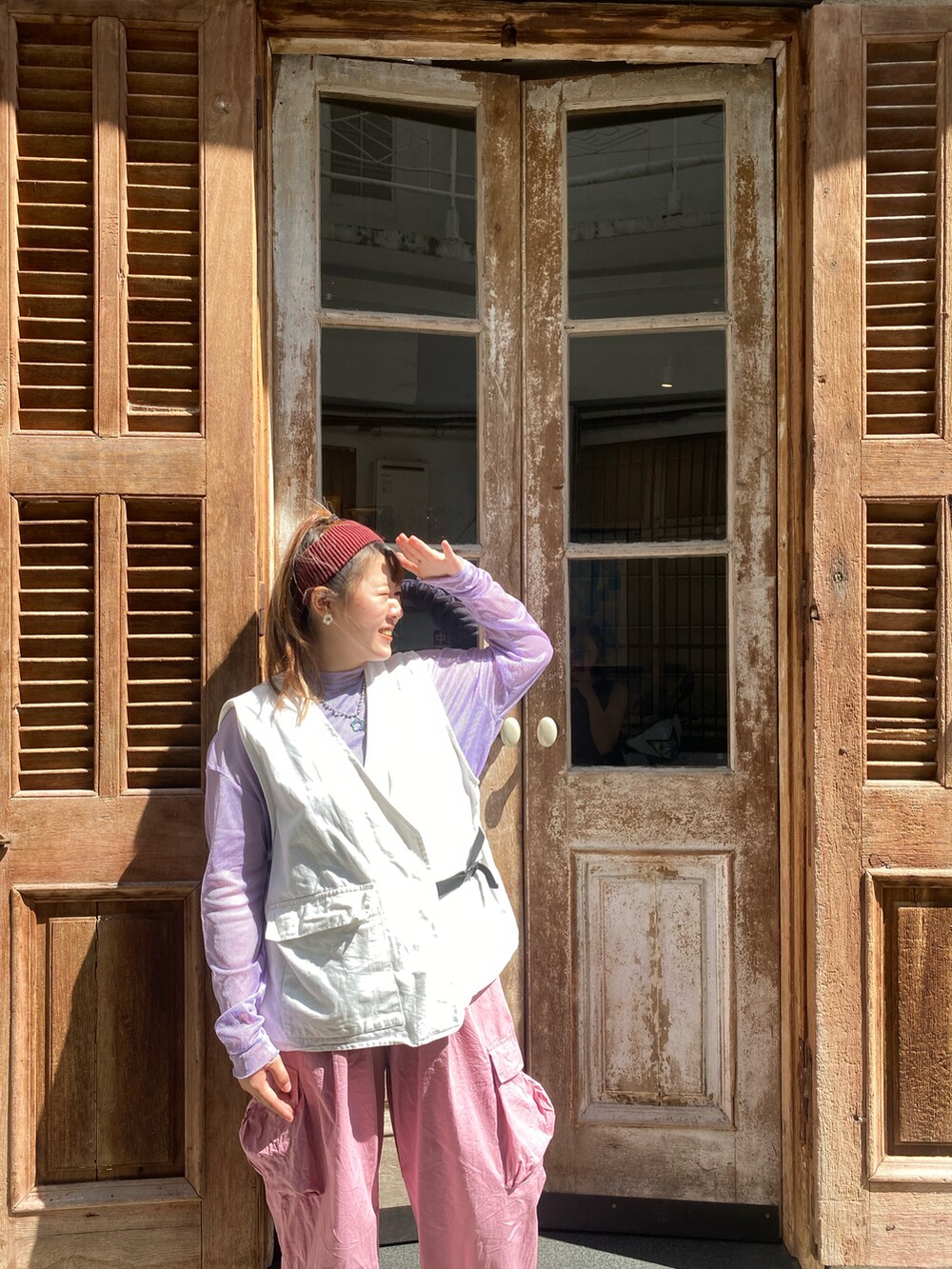 「ootd、夏、街頭穿搭、休閒、oversize、紫、粉紅色、新竹、台灣」｜「Dr. Martensのアイテム（シューズ、ブラック系）」を使った、Kさん（レディース・155cm）の秋コーディネートの3枚目の写真