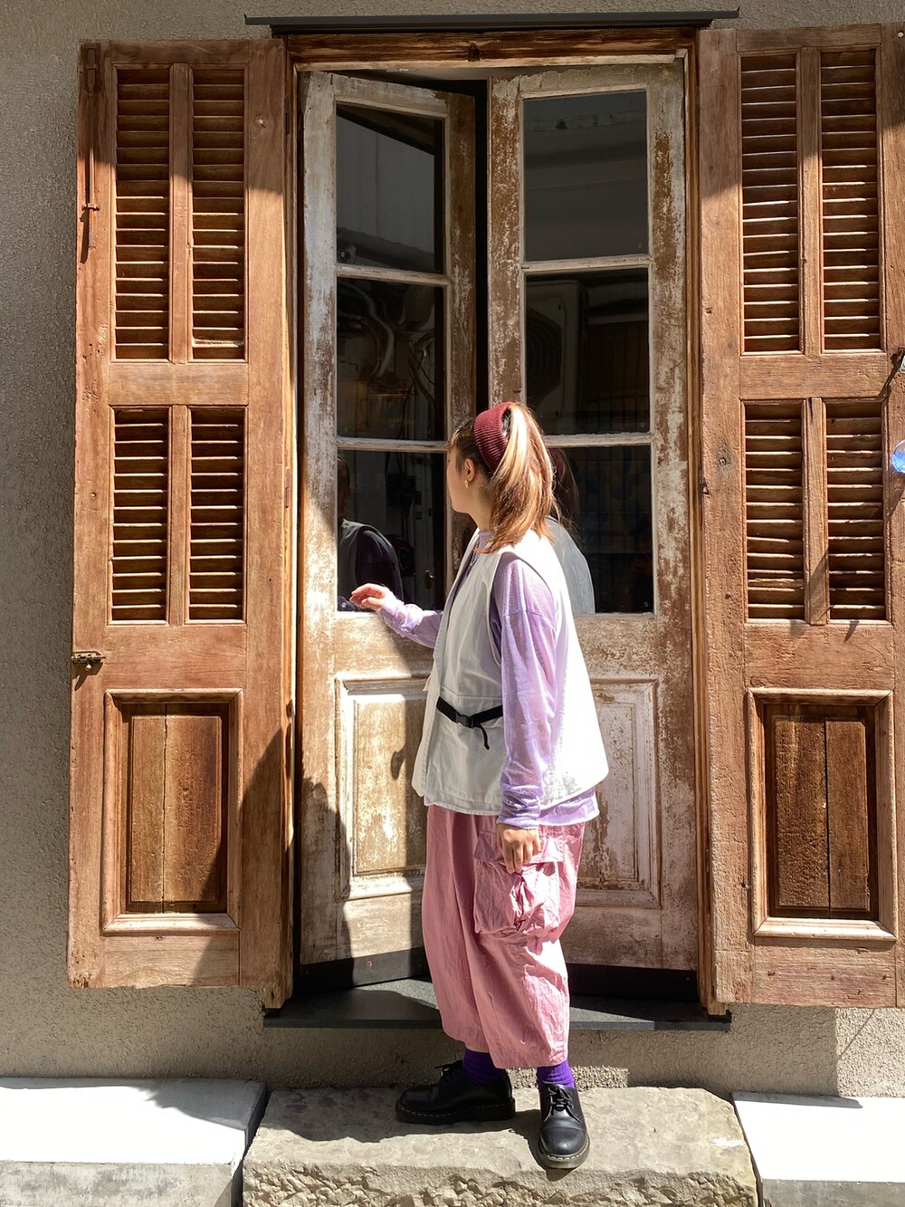 「ootd、夏、街頭穿搭、休閒、oversize、紫、粉紅色、新竹、台灣」｜「Dr. Martensのアイテム（シューズ、ブラック系）」を使った、Kさん（レディース・155cm）の秋コーディネートの2枚目の写真