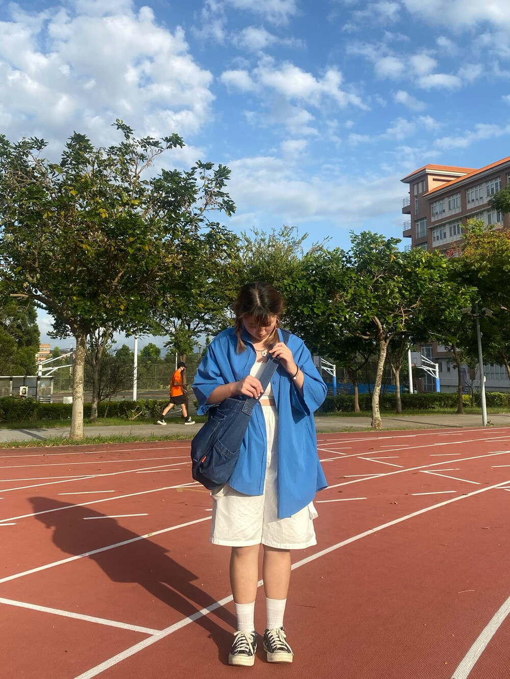 ブルー系のシューズを着用したレディースの秋コーディネートの2枚目の写真