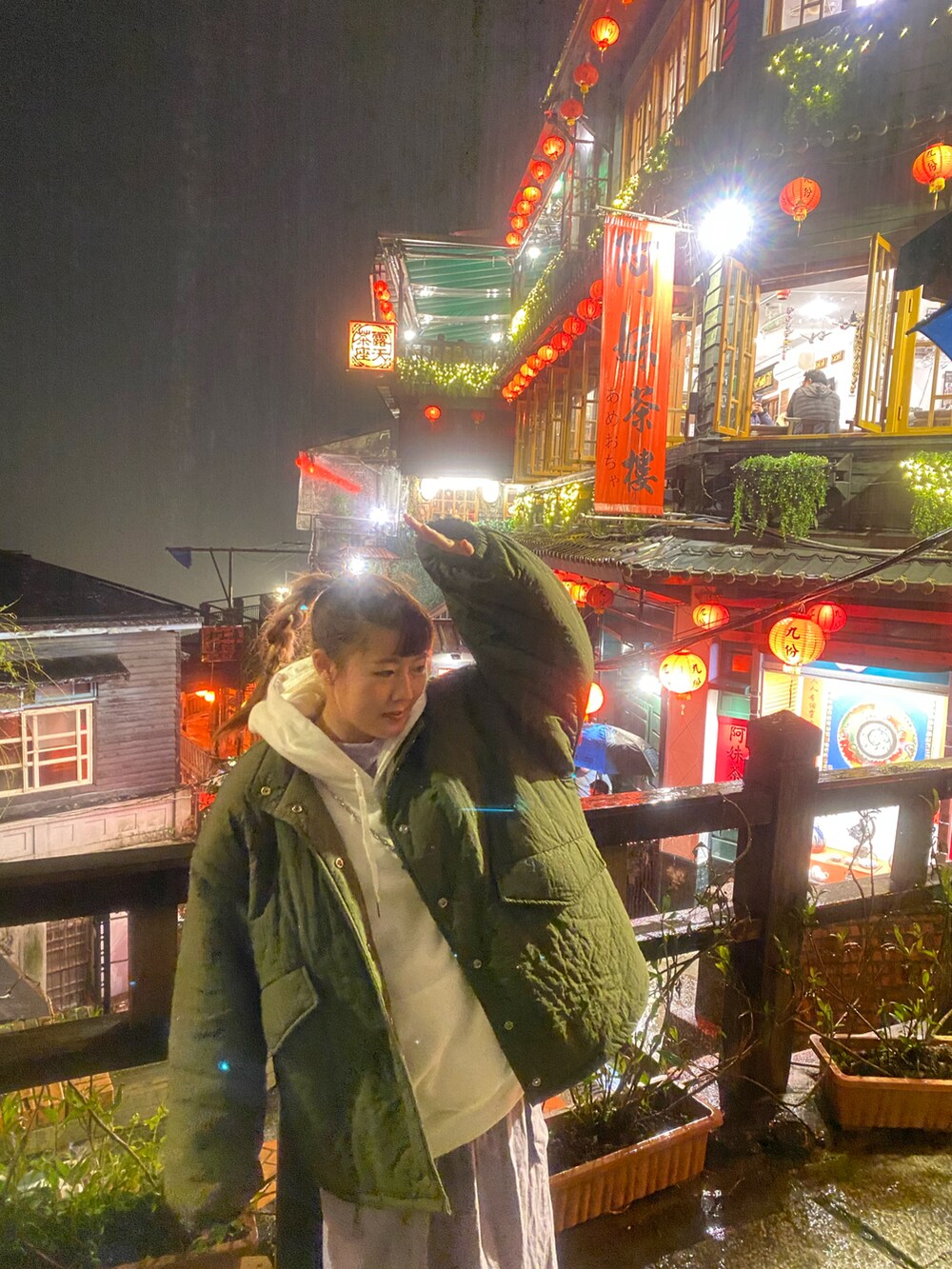 「ootd、穿搭、長裙、休閒、九份、台灣、travel」｜「NEW BALANCEのアイテム（シューズ、グレー系）」を使った、Kさん（レディース・155cm）の冬コーディネートの2枚目の写真