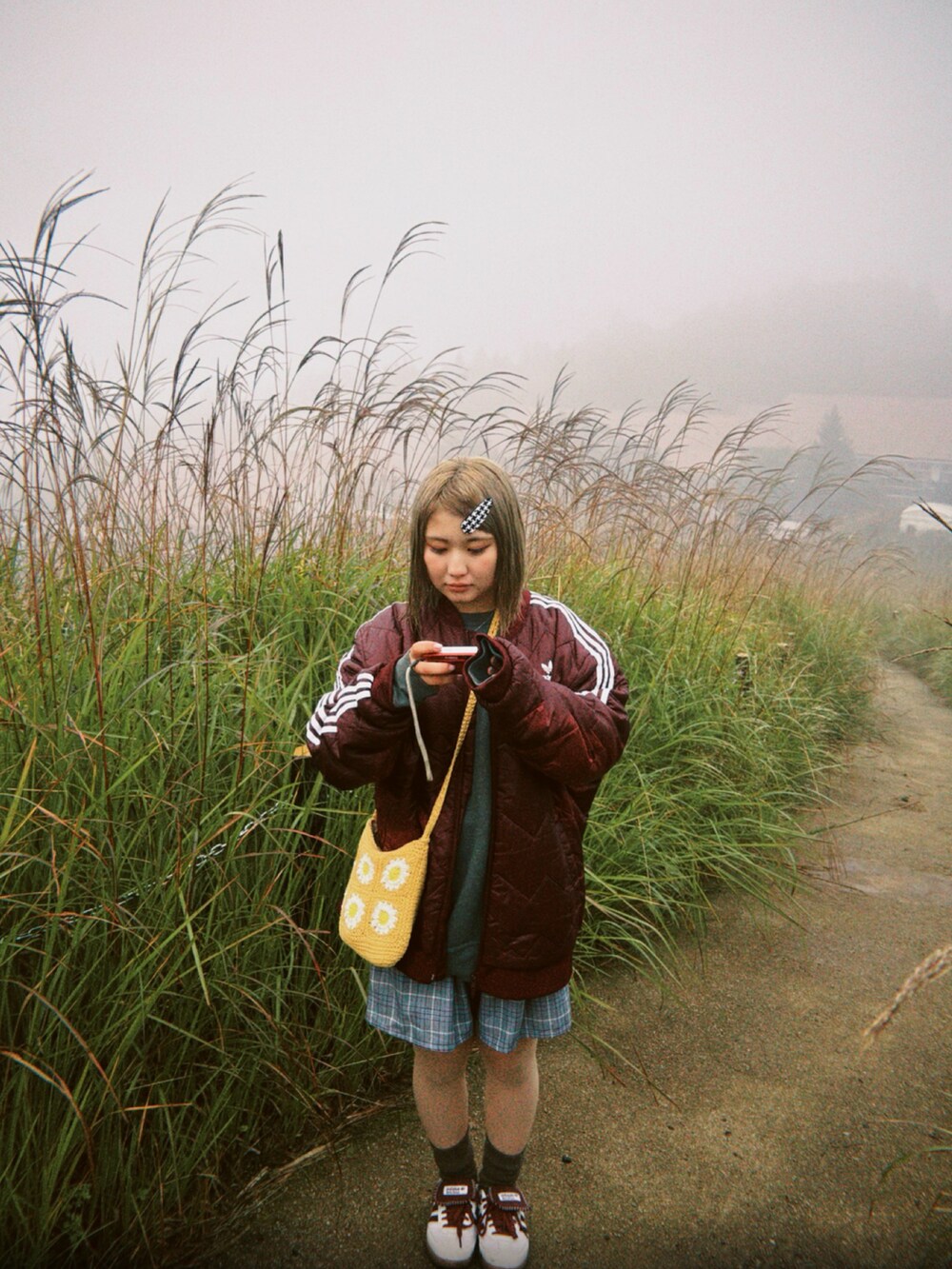 レッド系のナイロンジャケットを着用したレディースの冬コーディネートの3枚目の写真