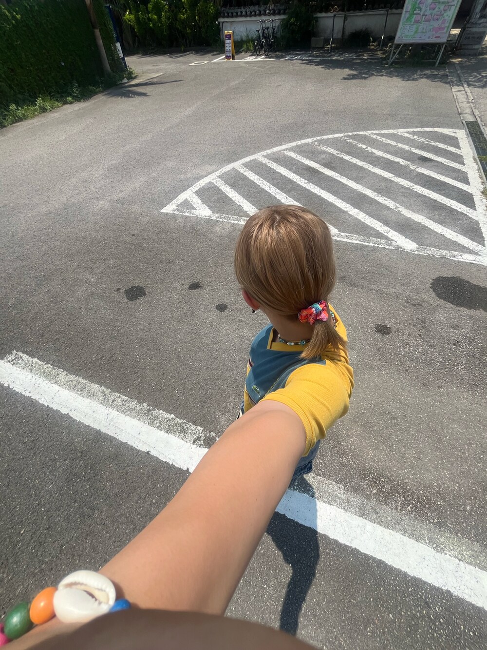 イエロー系のトップスを着用したレディースの秋コーディネートの2枚目の写真