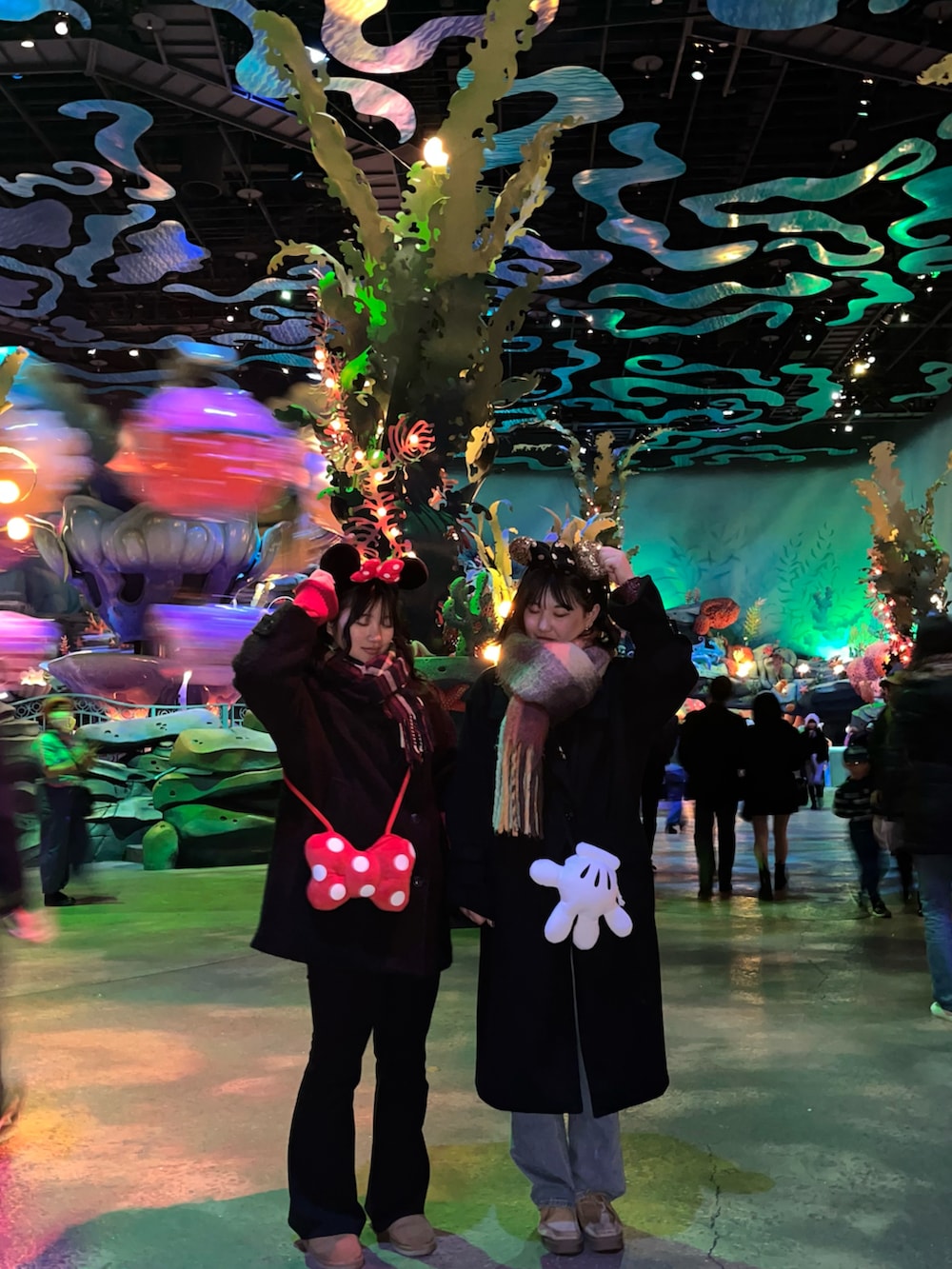 ホワイト系のショルダーバッグを着用したレディースの春コーディネートの2枚目の写真