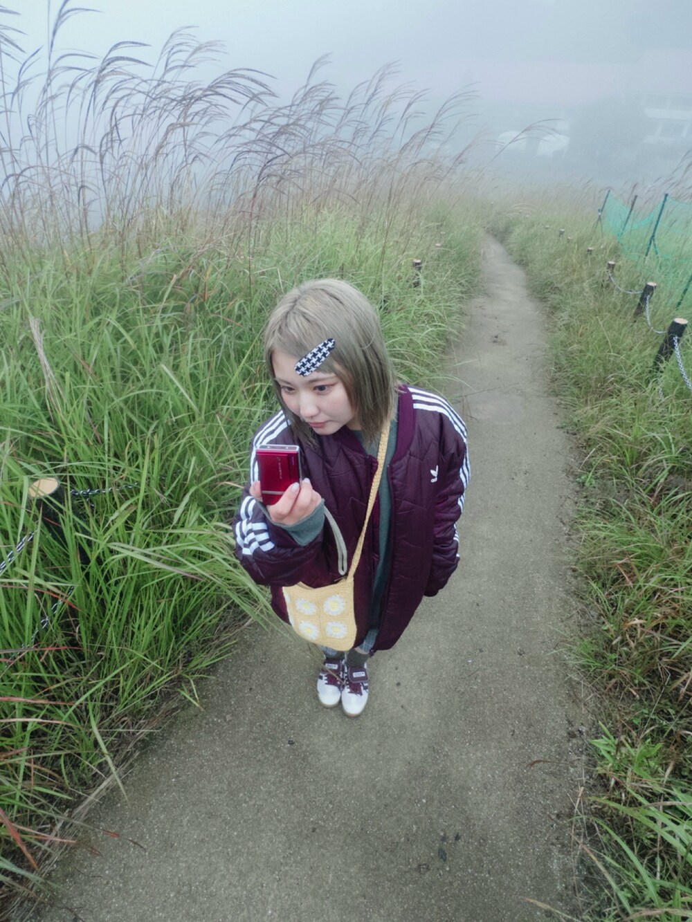 レッド系のナイロンジャケットを着用したレディースの冬コーディネートの2枚目の写真