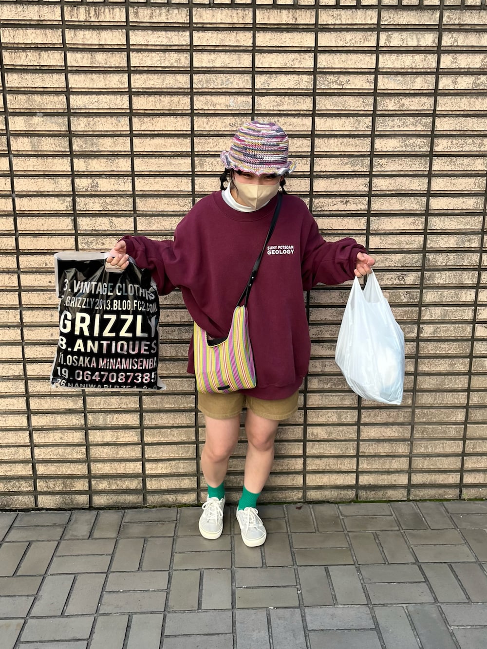 レッド系のスウェットを着用したレディースの春コーディネートの2枚目の写真