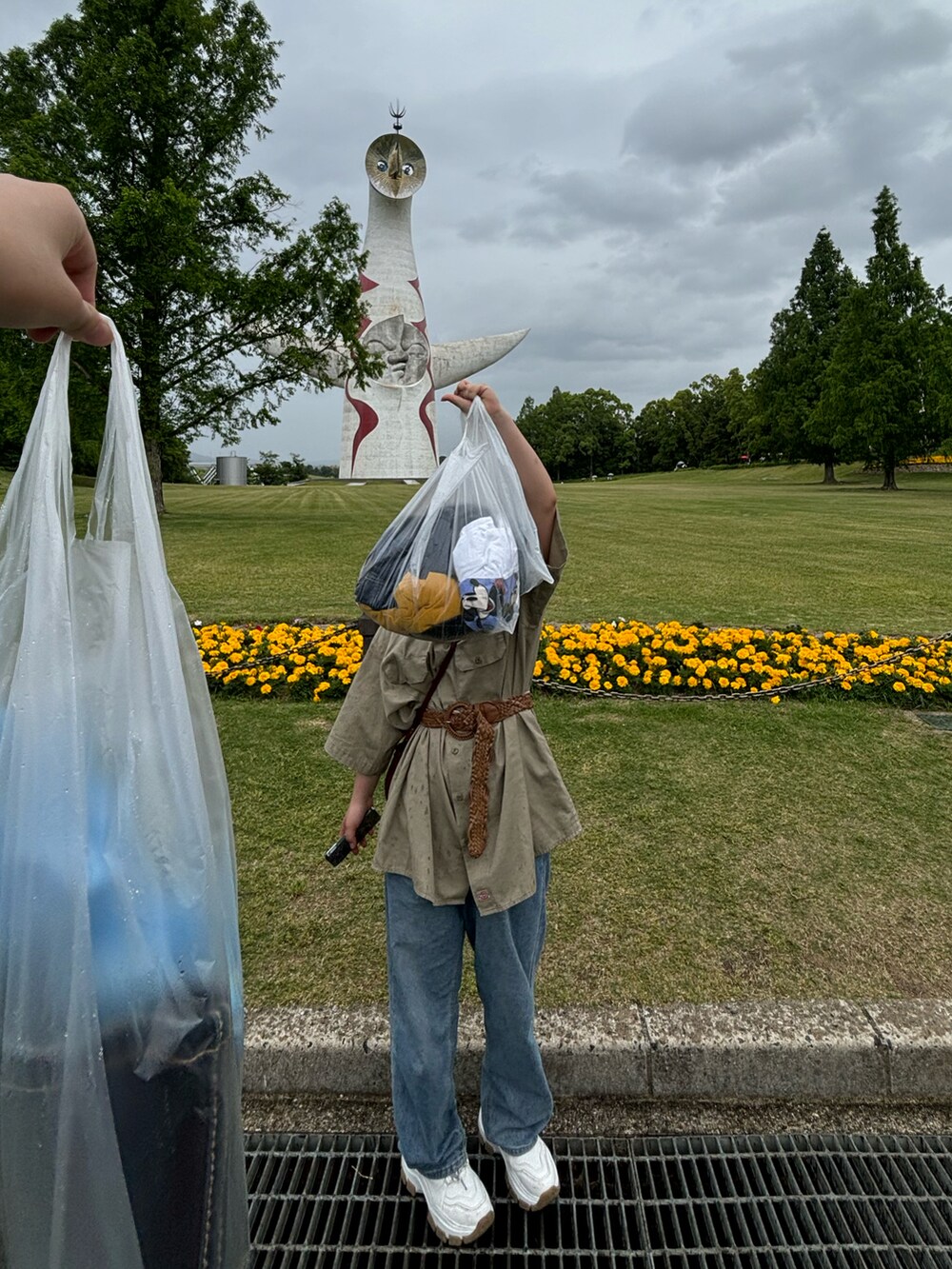 ベージュ系のトップスを着用したレディースの春コーディネートの2枚目の写真