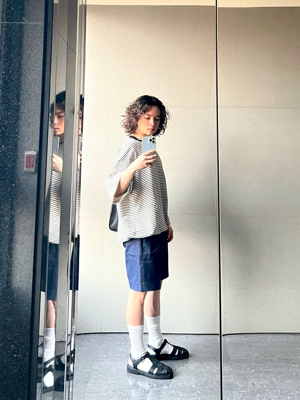 ブラック系のその他シューズ、ホワイト系のTシャツ/カットソー、ブラック系のバッグを着用したメンズの秋コーディネートの2枚目の写真