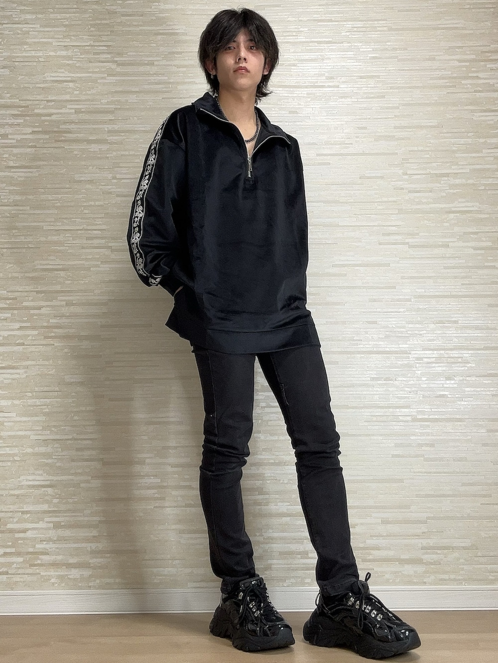 ブラック系のスウェット、ブラック系のその他パンツ、ブラック系のスニーカーを着用したメンズの冬コーディネートの3枚目の写真