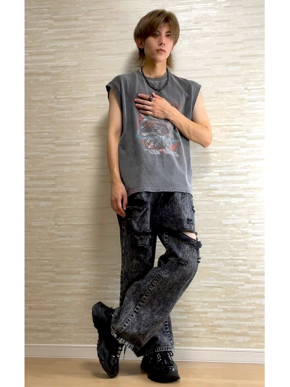 ブラック系のTシャツ/カットソー、ブラック系のデニムパンツ、ブラック系のスニーカーを着用したメンズの夏コーディネートの2枚目の写真