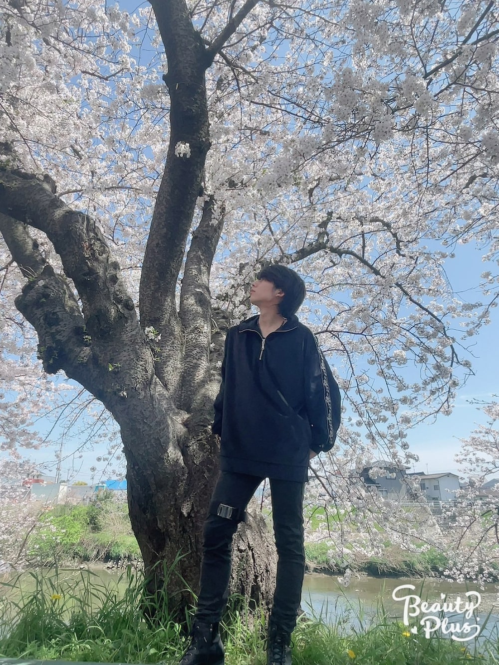 ブラック系のスウェット、ブラック系のブーツ、ブラック系のその他パンツを着用したメンズの春コーディネートの2枚目の写真