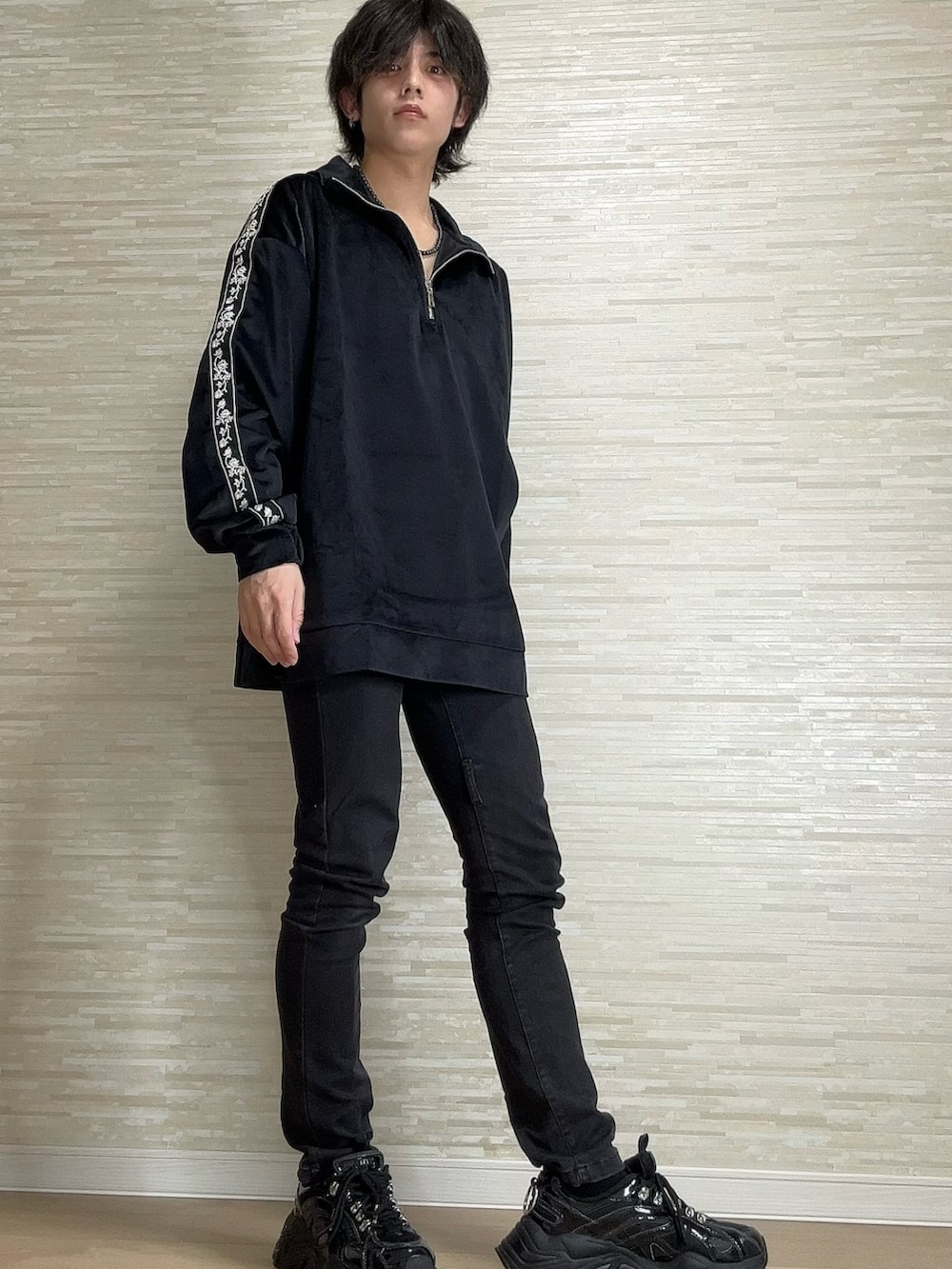 ブラック系のスウェット、ブラック系のその他パンツ、ブラック系のスニーカーを着用したメンズの冬コーディネートの2枚目の写真