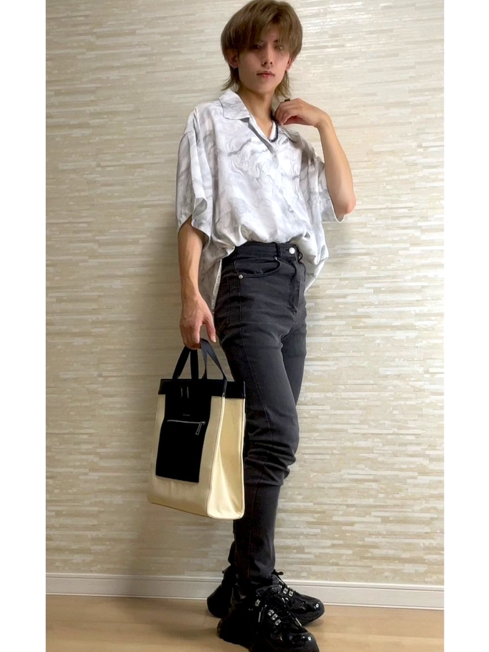 ホワイト系のシャツ/ブラウス、ベージュ系のトートバッグ、ブラック系のデニムパンツを着用したメンズの夏コーディネートの2枚目の写真