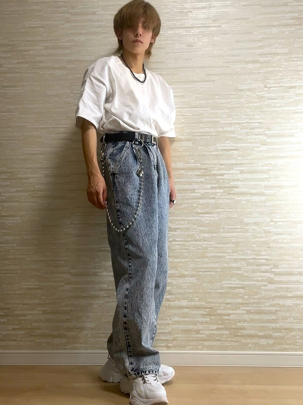 ブルー系のデニムパンツ、ホワイト系のTシャツ/カットソー、ホワイト系のスニーカーを着用したメンズの夏コーディネートの2枚目の写真
