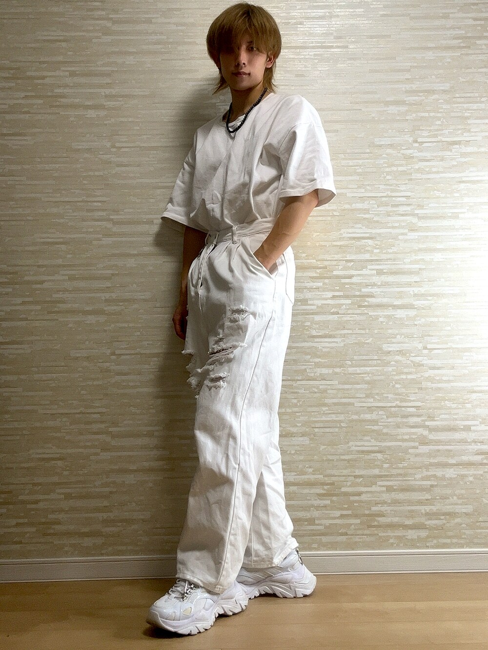 ホワイト系のTシャツ/カットソー、ホワイト系のデニムパンツ、ホワイト系のスニーカーを着用したメンズの夏コーディネートの2枚目の写真