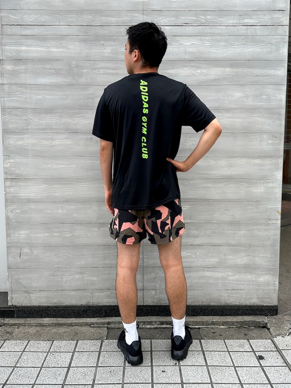 ブラック系のTシャツ/カットソー、ブラック系のスニーカー、レッド系のアンダーウェアを着用したメンズの夏コーディネートの3枚目の写真