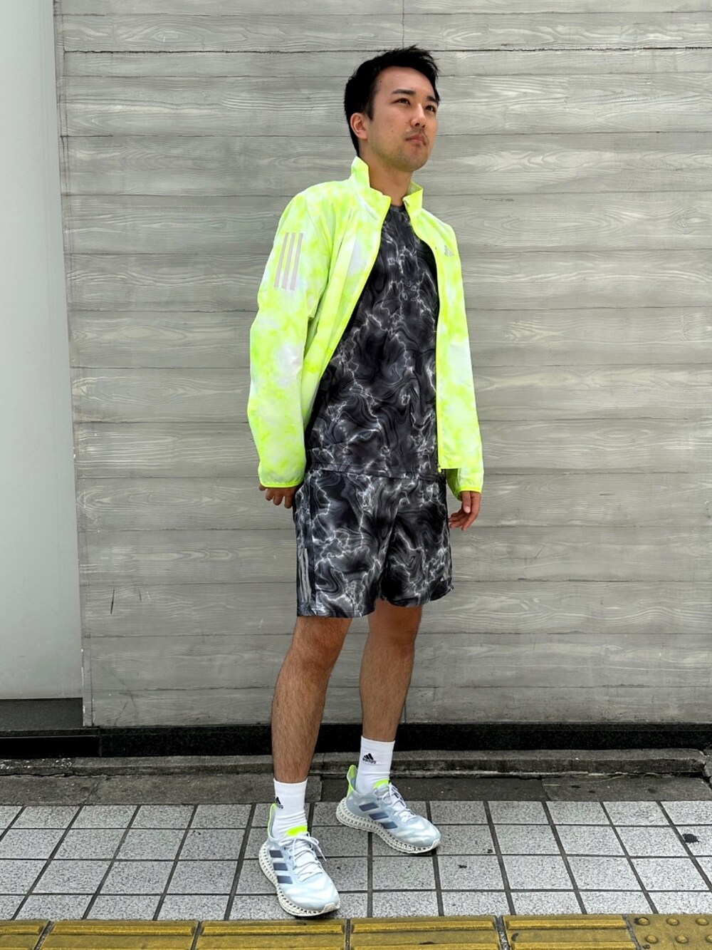 ホワイト系のジャケット/アウター、ホワイト系のトップス、ホワイト系のパンツを着用したメンズの夏コーディネートの3枚目の写真