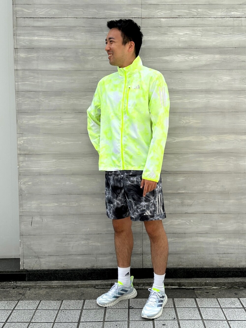 ホワイト系のジャケット/アウター、ホワイト系のトップス、ホワイト系のパンツを着用したメンズの夏コーディネートの2枚目の写真