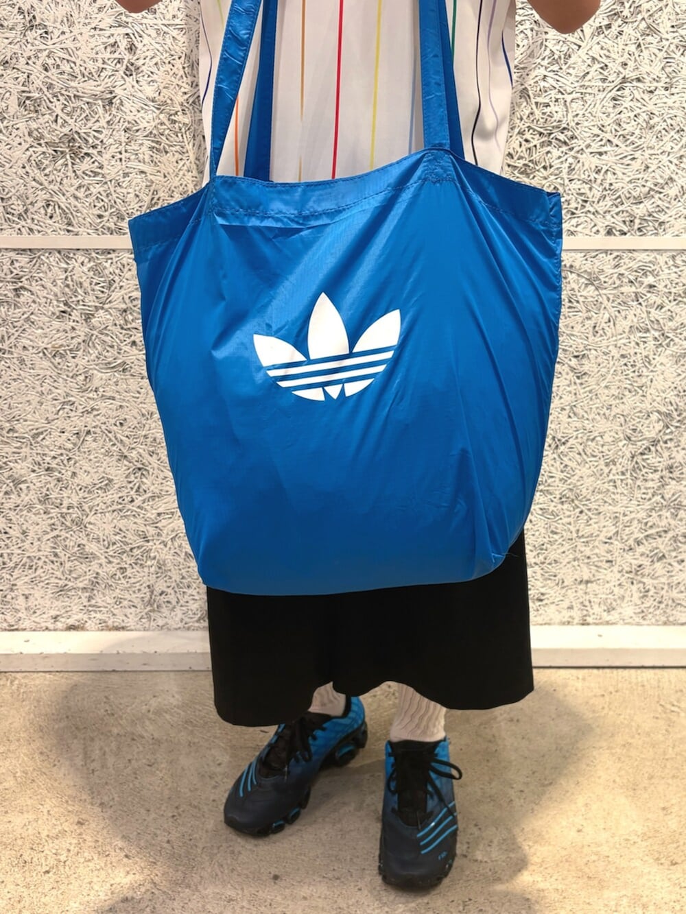 ホワイト系のTシャツ/カットソー、ブラック系のスニーカー、ブルー系のショルダーバッグを着用したメンズの春コーディネートの3枚目の写真