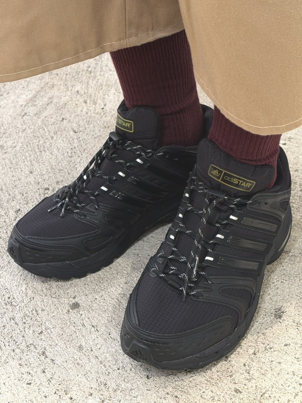 レッド系のジャージ、ブラック系のスニーカー、レッド系のストール/ショールを着用したメンズの夏コーディネートの4枚目の写真