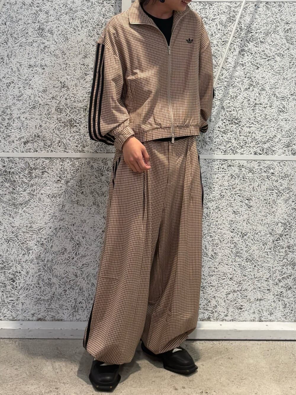 ブラック系のシューズ、ベージュ系のジャージ、ベージュ系のその他パンツを着用したメンズの夏コーディネートの2枚目の写真
