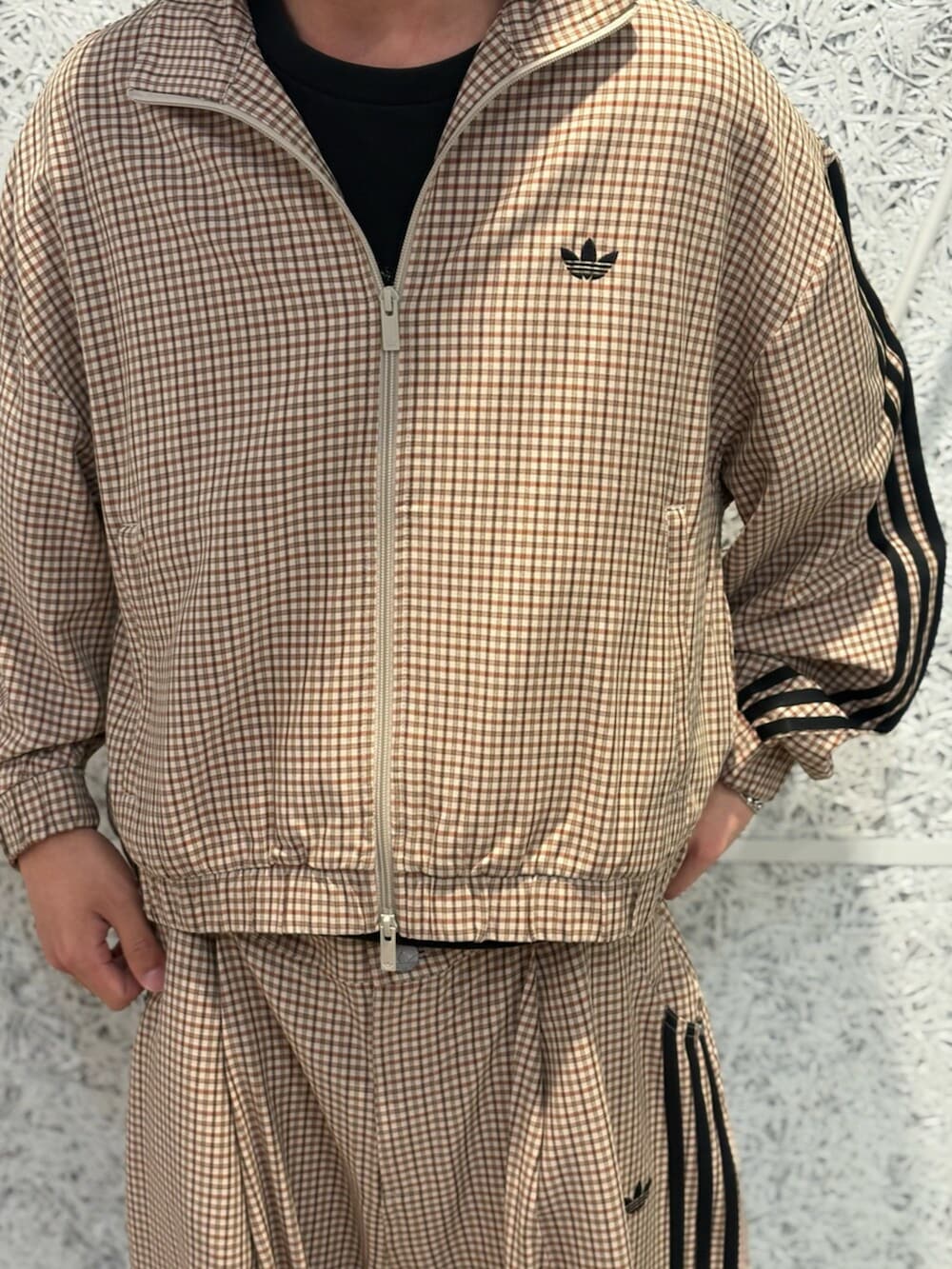 ブラック系のシューズ、ベージュ系のジャージ、ベージュ系のその他パンツを着用したメンズの夏コーディネートの3枚目の写真