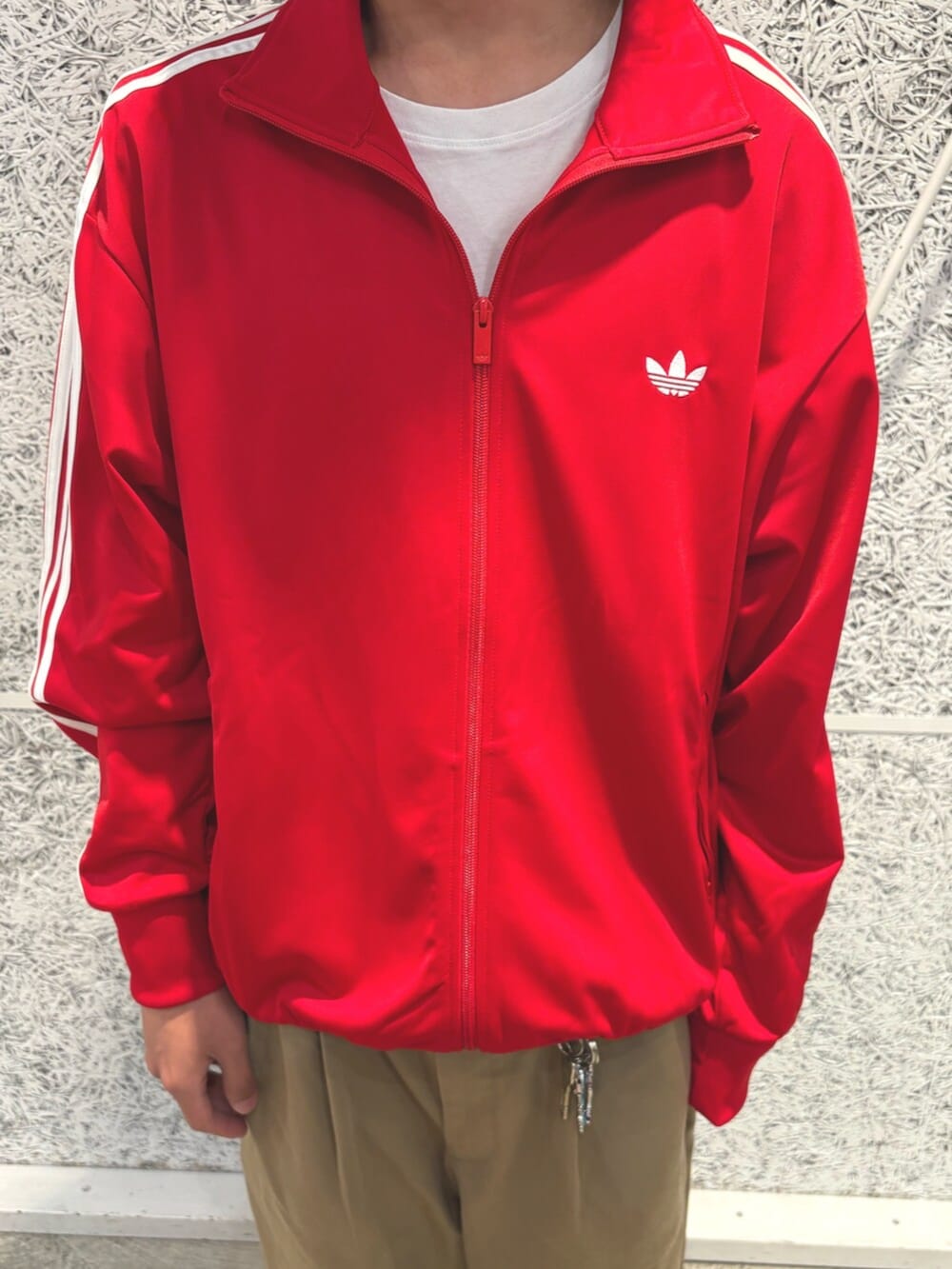 レッド系のジャージ、ブラック系のスニーカー、レッド系のストール/ショールを着用したメンズの夏コーディネートの3枚目の写真