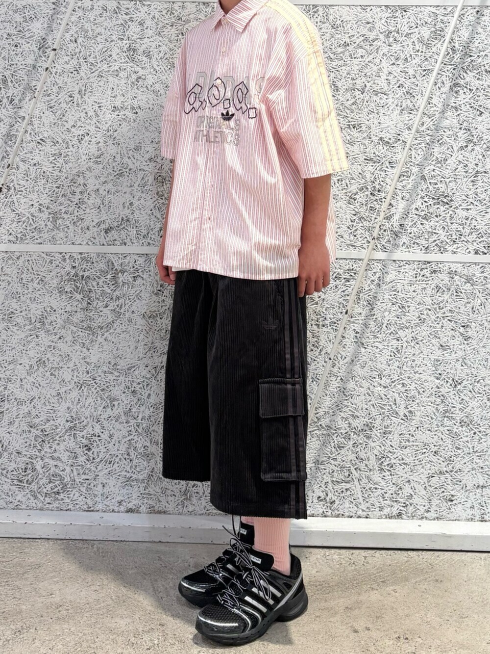 ブラック系のその他パンツ、ブラック系のスニーカーを着用したメンズの夏コーディネートの2枚目の写真
