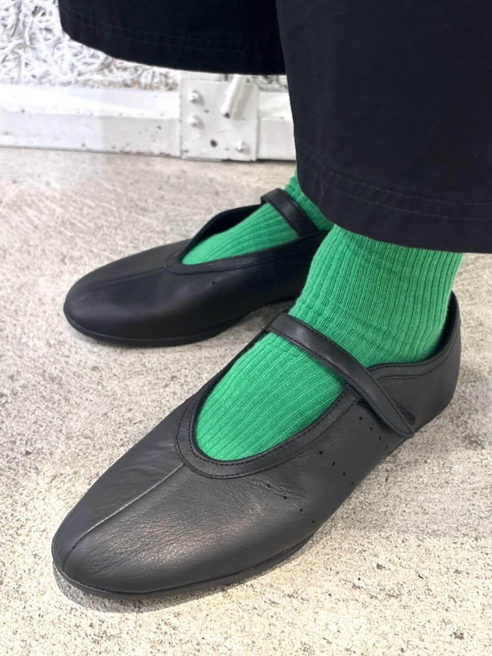 ブラック系のジャージ、ブラック系のパンツ、ブラック系のスニーカーを着用したメンズの夏コーディネートの2枚目の写真