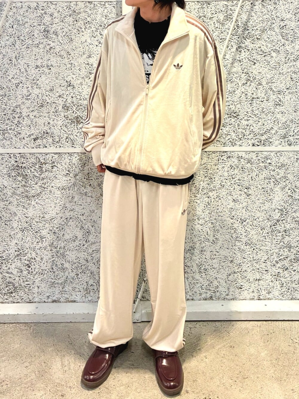 ホワイト系のジャージ、ホワイト系のパンツ、レッド系のローファーを着用したメンズの秋コーディネートの2枚目の写真