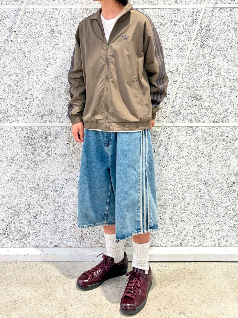 ブルー系のデニムパンツ、レッド系のシューズを着用したメンズの夏コーディネートの2枚目の写真