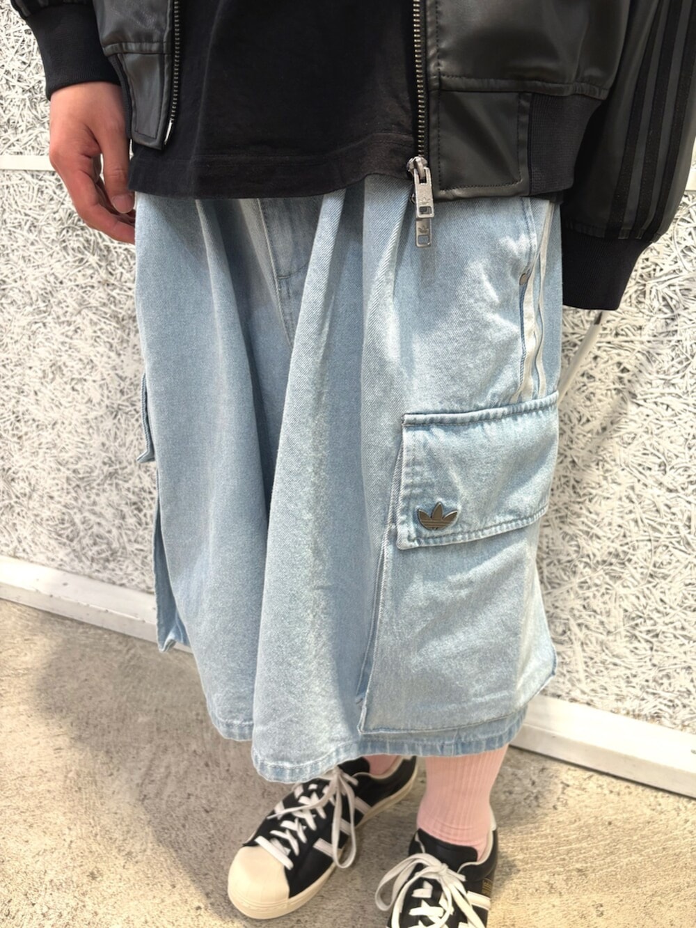ブラック系のトップス、ブルー系のその他パンツ、ブラック系のシューズを着用したメンズの春コーディネートの3枚目の写真