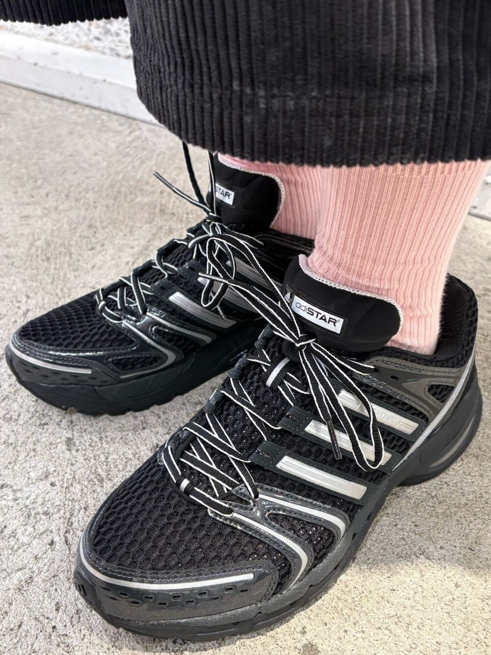 ブラック系のその他パンツ、ブラック系のスニーカーを着用したメンズの夏コーディネートの4枚目の写真