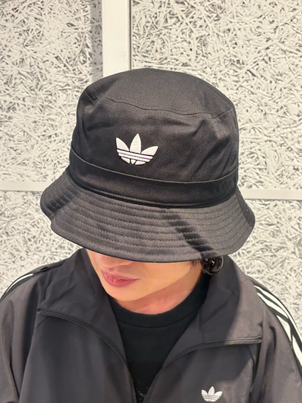 ブラック系のジャージ、ブラック系のその他パンツ、ホワイト系のシューズを着用したメンズの夏コーディネートの5枚目の写真